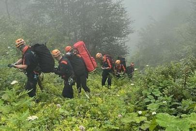 600 metrelik uçurumdan yuvarlanan araçta ölü bulundu
