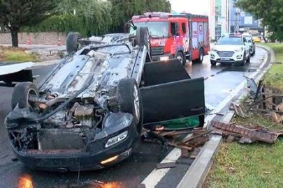 Ataşehir'de feci kaza! Otomobil kaldırıma çıktı, takla attı