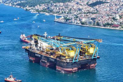 İstanbul Boğazı'ndan bir dev geçti. Köprülerin altından geçebilmek için kulelerini yatırdı