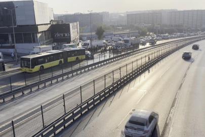Küçükçekmece otomobil, İETT otobüsüne çarptı. D-100'de trafik yan yola verildi