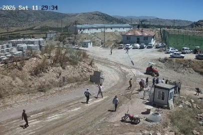 Taşlı saldırıdan kurtulmak için traktörü grubun üzerine sürdü