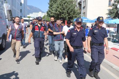 Yaşlı kadının 4 milyonluk altınını aldılar. Dolandırıcılar "Günlük dolgun ücretli iş" ilanıyla buldukları kuryeyi kullanmış