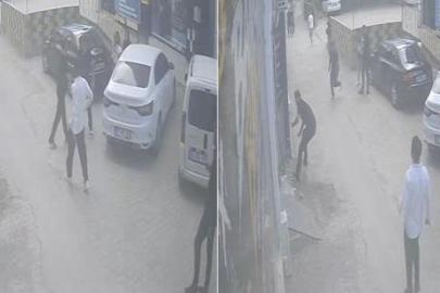 Araya giren genç bıçaklı saldırıya uğradı! Saldırgan sevgilisiyle kayıplara karıştı... Dehşet anı kamerada