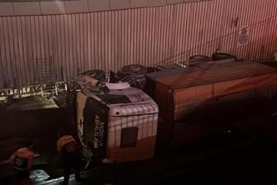 Avcılar'da asfalt kamyonu alt geçide düştü: Yol çift yönlü trafiğe kapatıldı