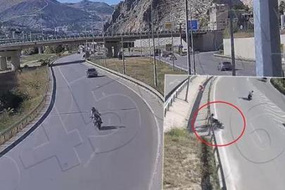 Bariyere çarpan motosiklet sürücüsü öldü! Feci kaza kamerada