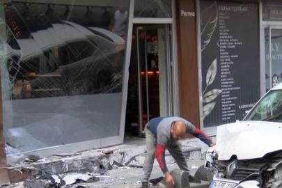 Bayrampaşa’da korkutan kaza! Otomobil kaldırımda 4 kişiye çarpıp berber dükkanına girdi