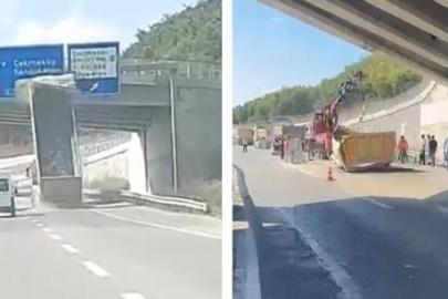Çekmeköy'de hafriyat kamyonu üst geçide çarptı! Dorse yola devrildi