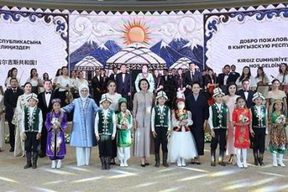 Emine Erdoğan, Kırgızistan'da etnik el sanatları sergisini ziyaret etti