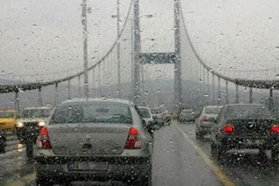 İstanbul'da yağış başladı: Trafik yoğunluğu yüzde 83'ü gördü