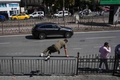 Karaköy'de karşıdan karşıya geçmek yayaların 100 metrelik sınavı! Alt geçidi bulamayan bariyerin sonunu arıyor