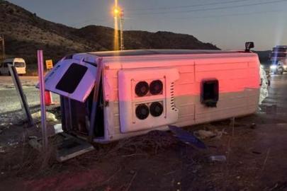 Kırıkkale'de işçi servisi otomobille çarpışıp devrildi! 14 yaralı