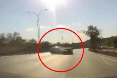 Pendik'te iki otomobilin çarpışması kamerada