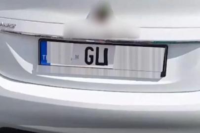 Plakadaki tek harfi siyah bantla değiştirdi! Sürücüye 140 bin TL ceza kesildi