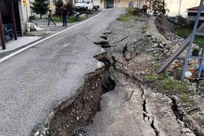 Rize’de sel felaketi! Yol 60 santimetre çöktü, istinat duvarı ayakta kaldı: 'Bir anda her şey bitti'