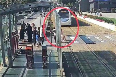 Tramvayın önüne koşan çocuğu son anda kurtardı!