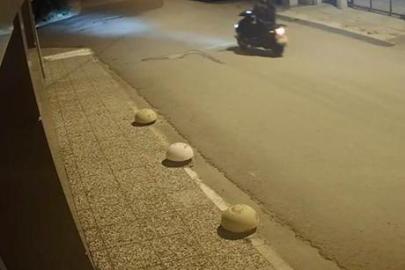 Üzerine çöp poşeti geçirip ateşe verdi! Korkunç kundaklama anı kamerada