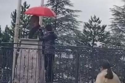 11 yaşındaki Alperen’den yağmur altında duygulandıran hareket! Atatürk büstüne şemsiye tuttu