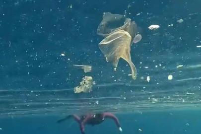Antalya'da denize girenler plastik atıkların arasında yüzdü! Uzman isimden kritik uyarı