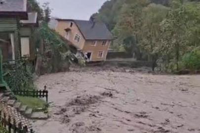 Bir kent daha sağanağa teslim! Ev siteleri su bastı, camilerden uyarı anonsları yapılıyor