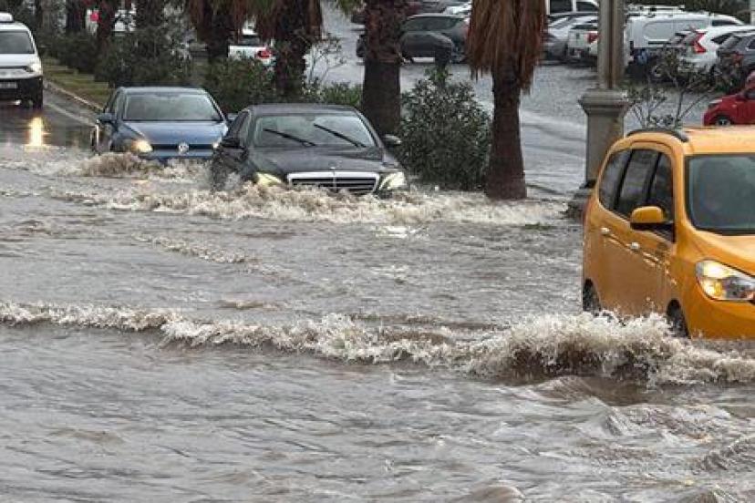 Bodrum’da yollar göle döndü! Mahsur kalan araçlar çekicilerle kurtarıldı