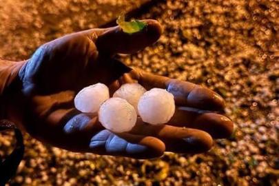 Ceviz büyüklüğünde yağdı! Aniden bastıran dolu beyaza bürüdü