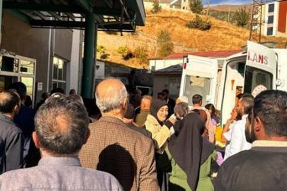 Hakkari’de feci kaza! Lastiği patlayan kamyonet otomobille kafa kafaya çarpıştı: 2 yaşındaki Hafsa Nur öldü