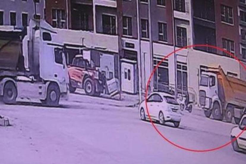 Hatay’da korkunç ölüm! Motosiklet sürücüsü kamyonun altında kaldı