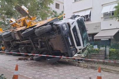 Kadıköy'de devrilen vinç 11 katlı binaya çarptı
