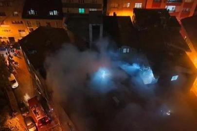 Kağıthane’de korku dolu anlar! 5 katlı binanın çatısı alev alev yandı