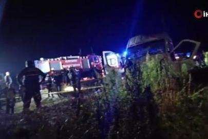 Kayseri'de feci kaza! İki işçi servisi ile iş makinesi çarpıştı: 1 ölü, 15 yaralı