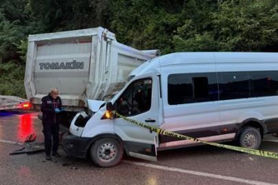 Ordu'da feci kaza! Karşı şeride geçen kamyon dehşet saçtı: 1 ölü, 18'i öğrenci 23 kişi yaralandı